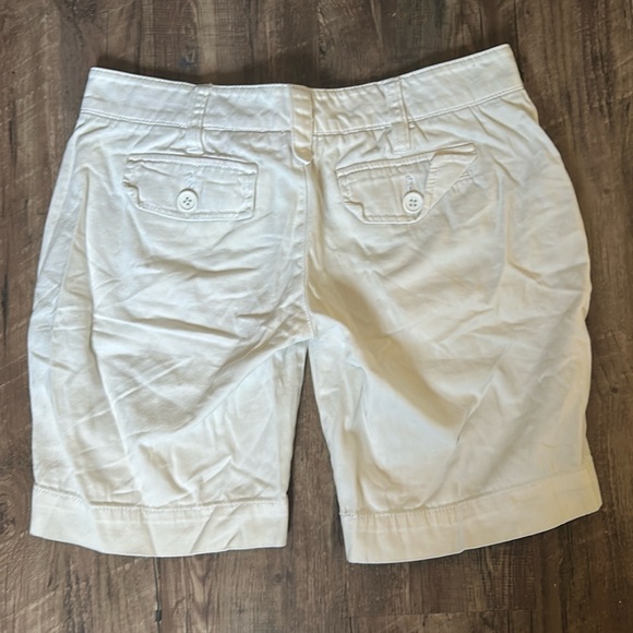 🪷 5/$10 🪷 white Shorts in great condition - Picture 2 of 4